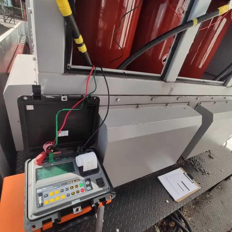 Ensaio elétrico com instrumento de medição