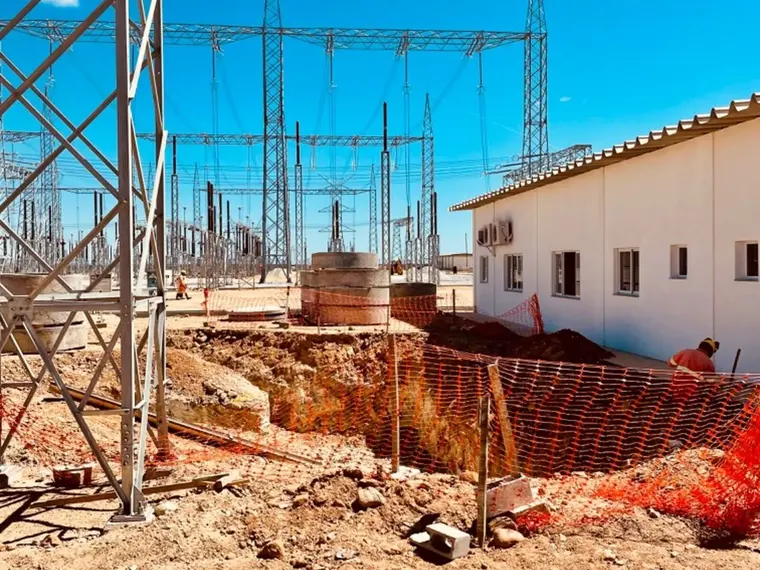 Subestação em construção, com casa de comando ao fundo